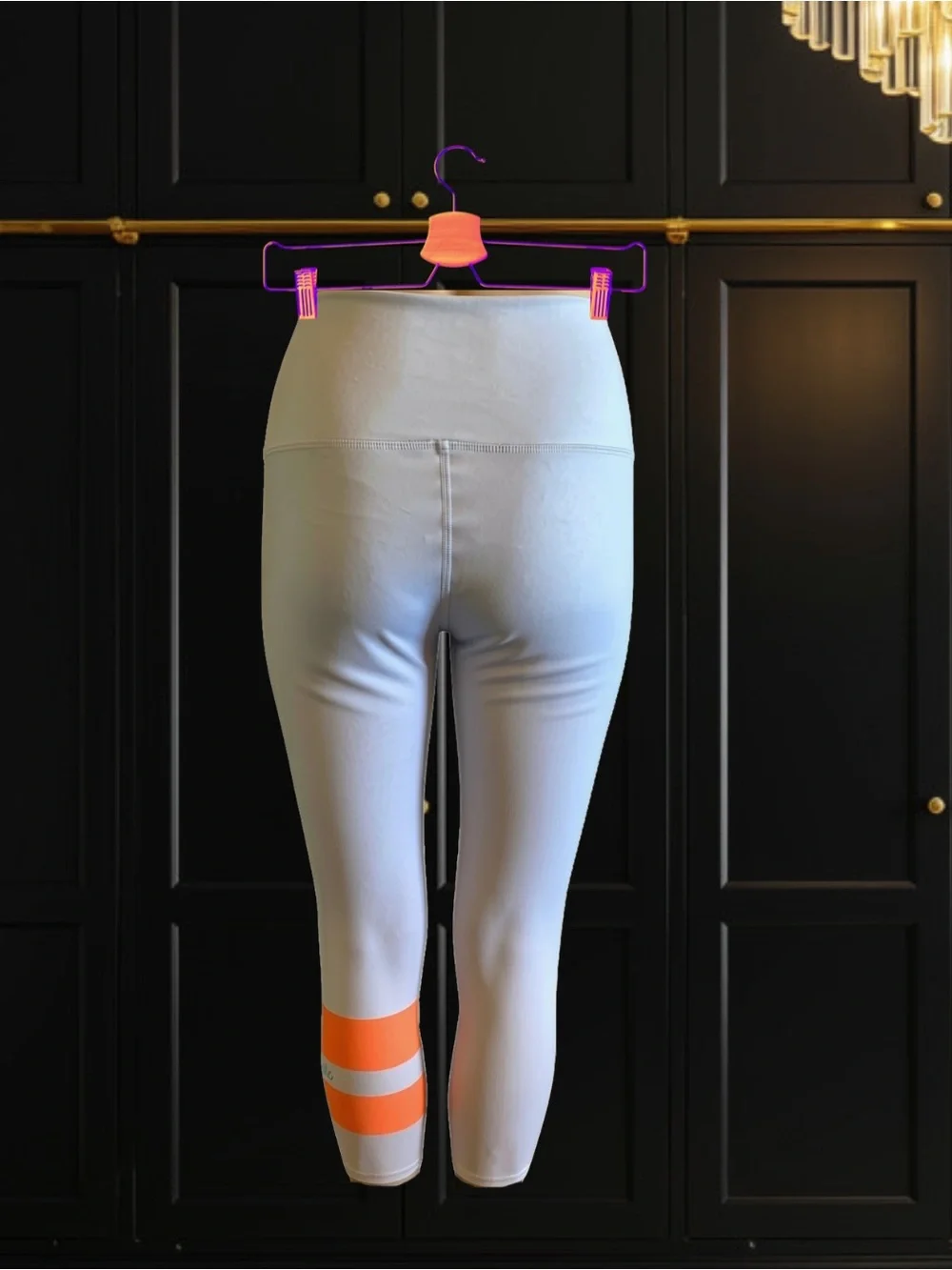 Unique ALO Yoga High-Waist Airbrush Capri in the colorway 